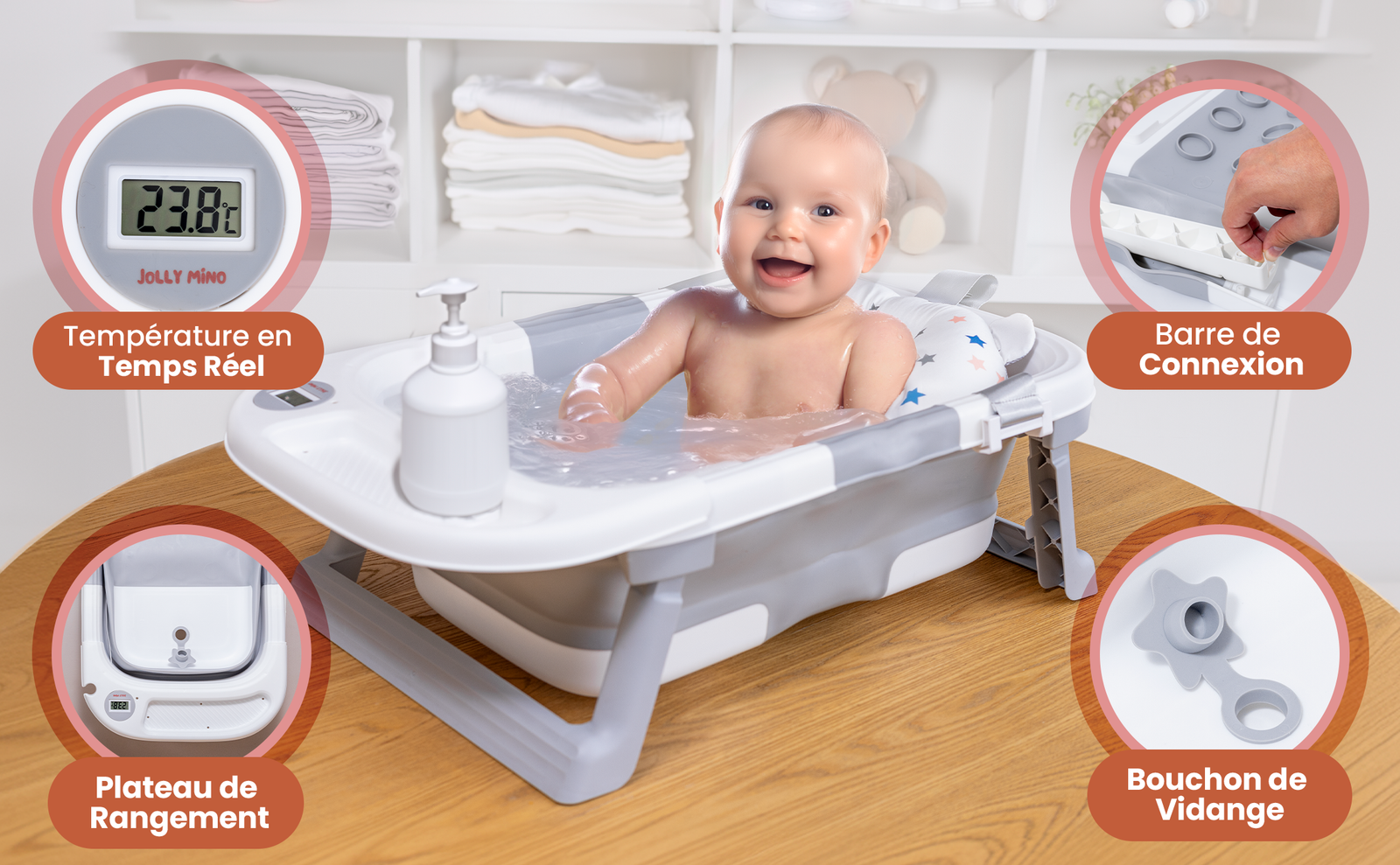 Bébé dans une baignoire pliable bébé avec thermomètre indiquant la bonne température de l'eau