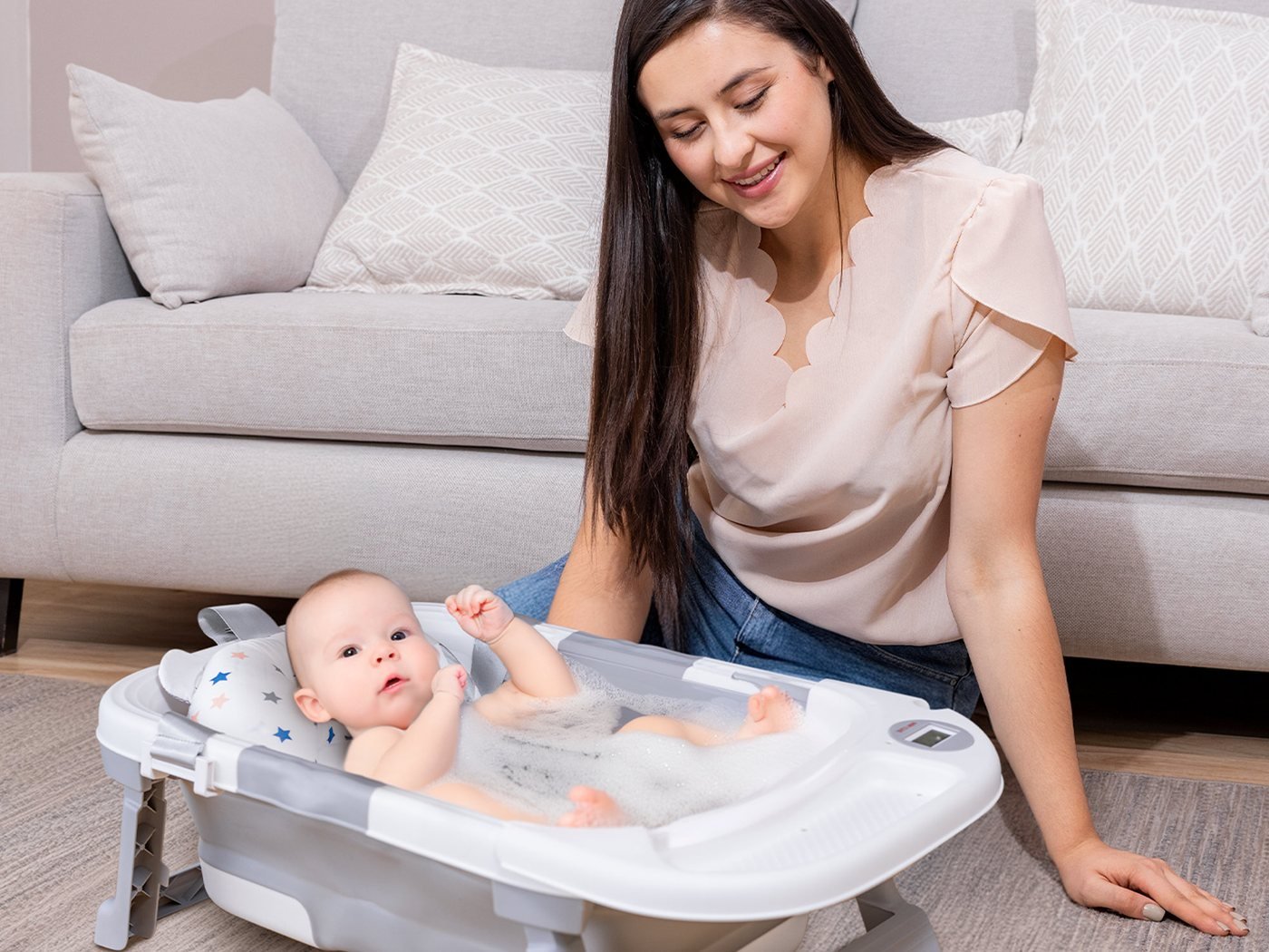 Maman et bébé avec la baignoire pliable Jolly Mino