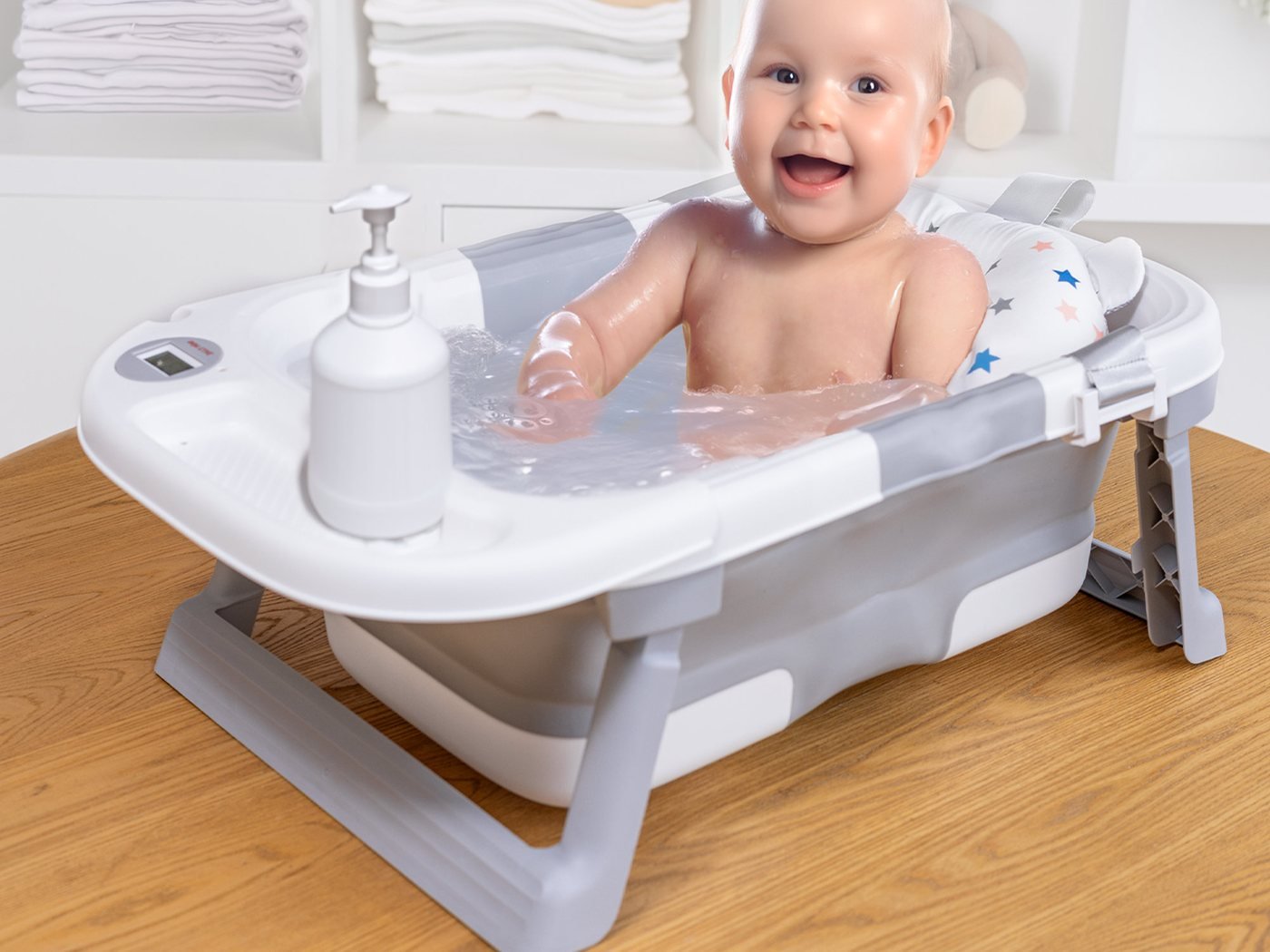 Bébé heureux dans la baignoire pliable Jolly Mino