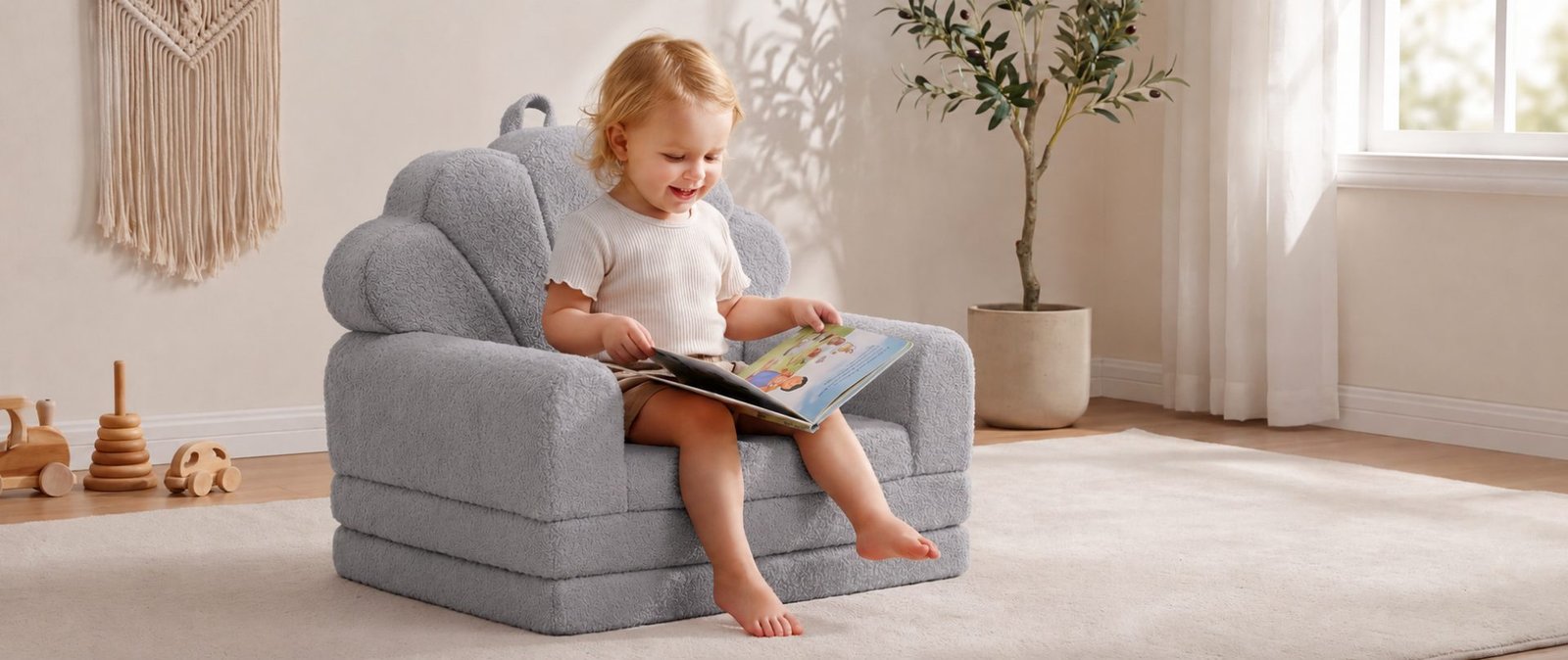 Enfant allongé lisant sur le fauteuil convertible enfant gris - Jolly Mino